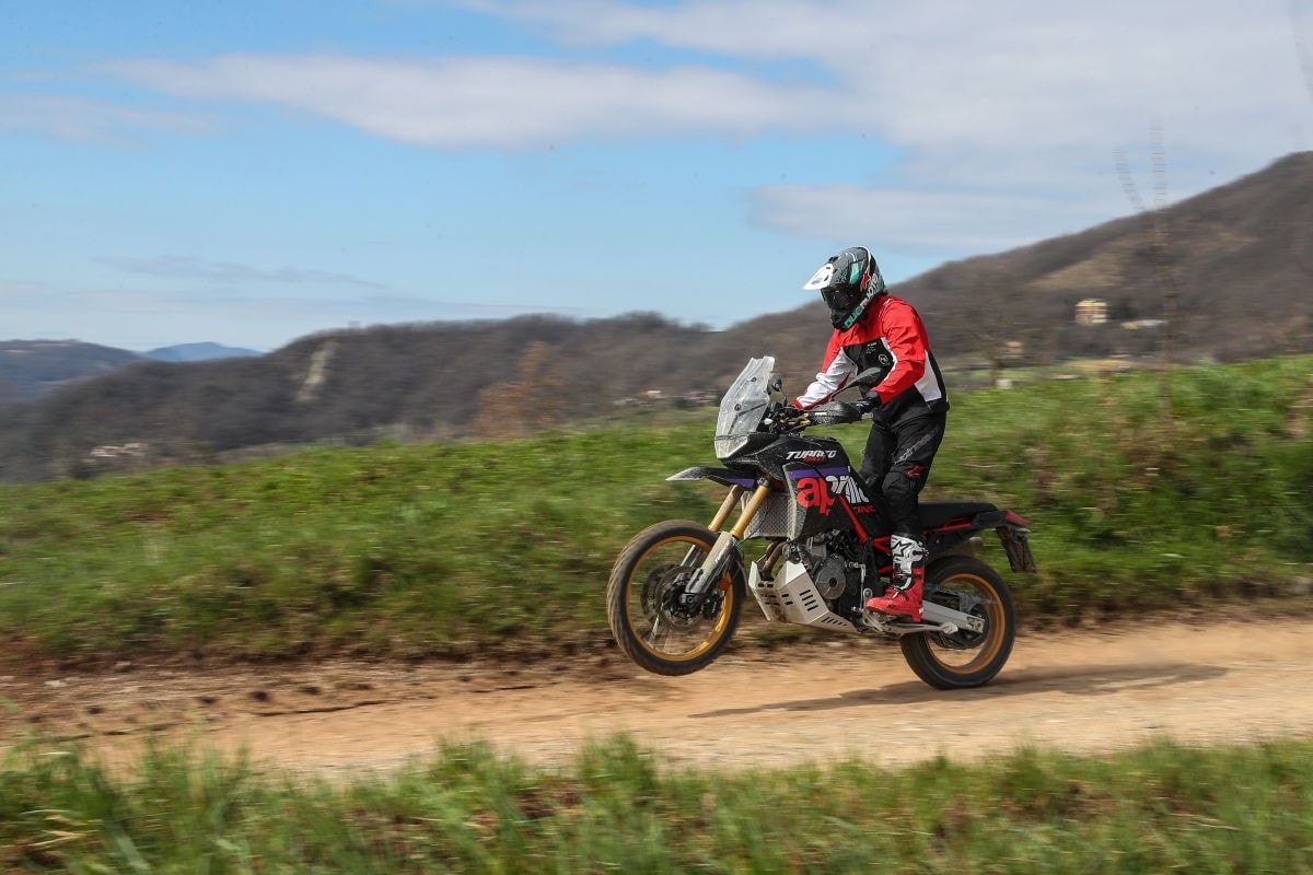 Aprilia Tuareg Rally 660: il ritorno di una leggenda, più cattiva e pronta al deserto +VIDEO+